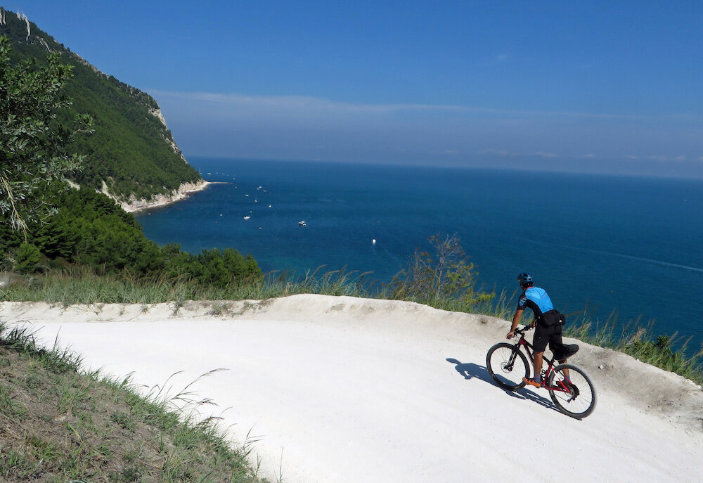 Alla scoperta del mare delle Marche in bici